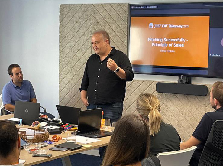 איציק בחברה