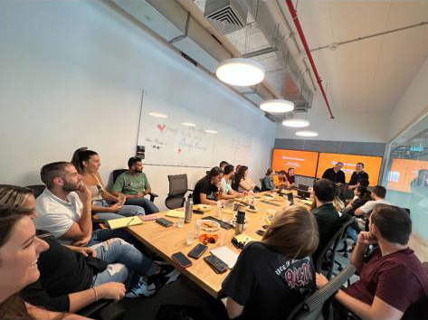 איציק בחברה