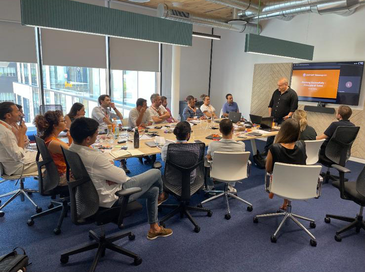 איציק בחברה